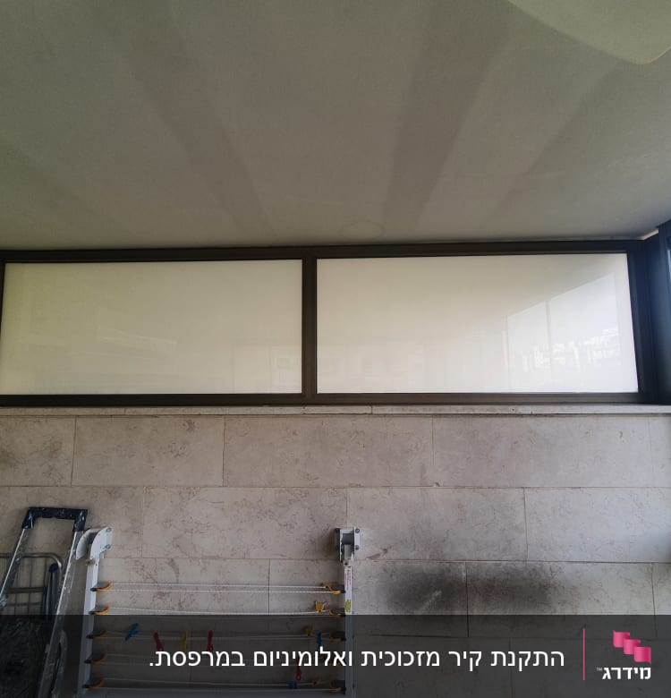 מסגרת אלומיניום לחלון זכוכית במרפסת